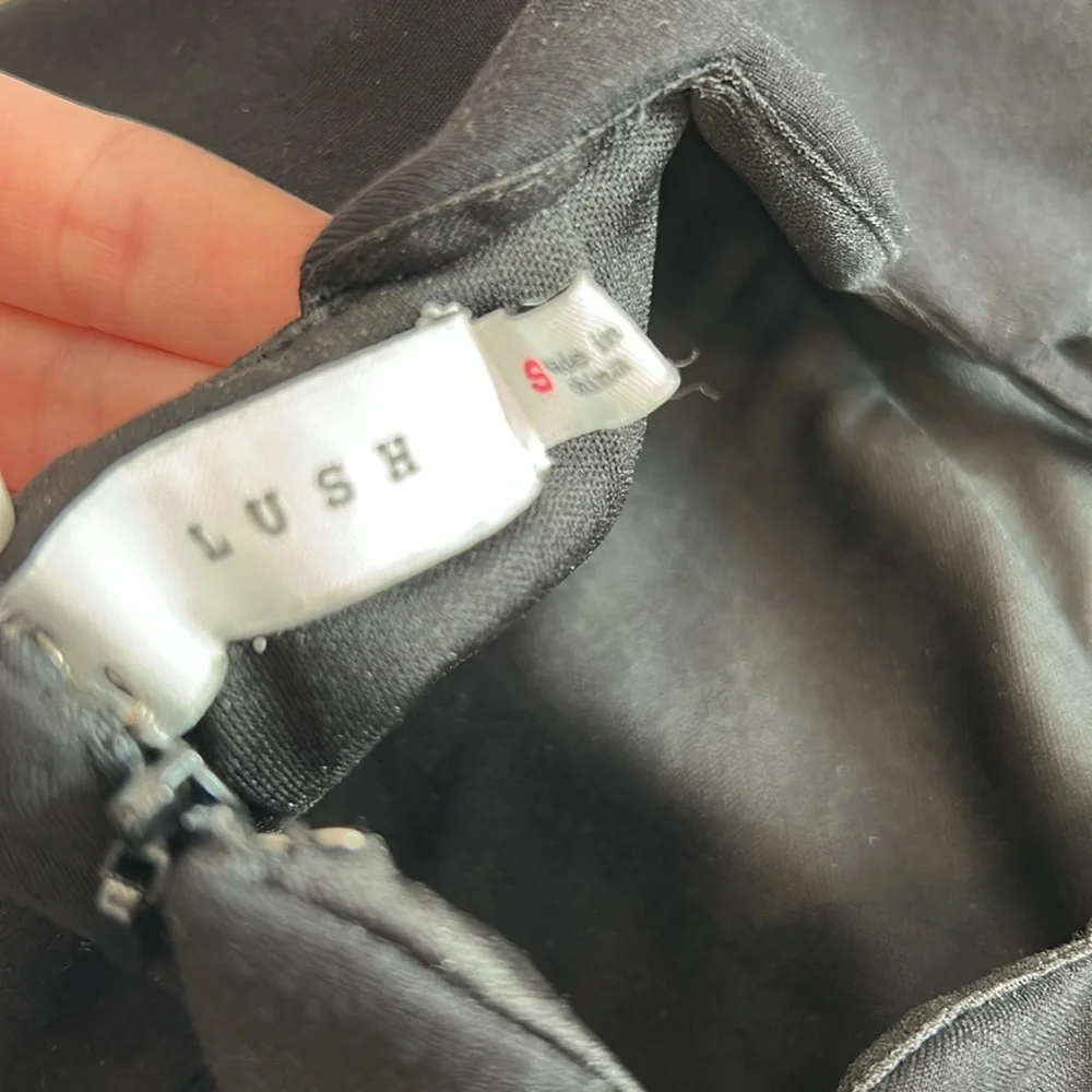 Elegant Black Sleeveless Dress - Picture 6 of 6